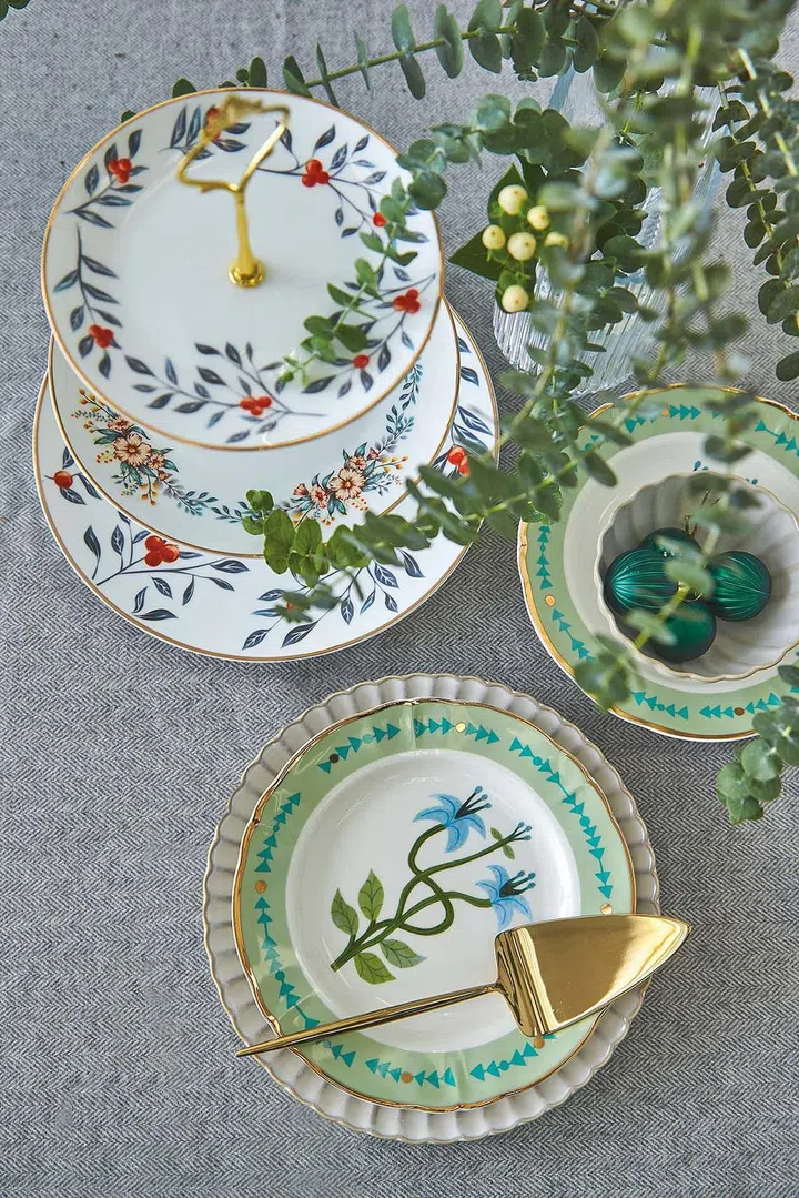 3 Christmas Dining Table Decor Ideas: Beautiful floral arrangements (Photo Veronica Tay, Styling Nonie Chen)
