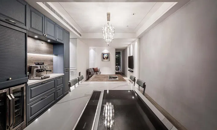 The large kitchen counter is lined up against the dining table to create a seamless island.