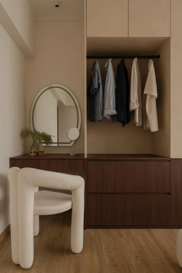A one-piece wardrobe door maintains visual continuity, aligning with the home’s calm, unified colour scheme.