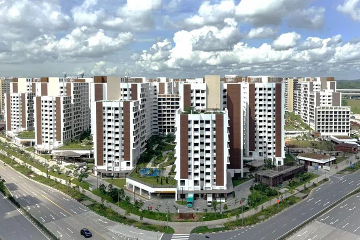 1126TKH Desmond Lee Facebook. I recently visited Mdm Carol Choo’s family at their new flat in Garden Court @ Tengah. She shared with me that renovations will complete in December and she is excited to move in. 
Mdm Choo is one of over 2,900 residents who have collected their keys to their new homes at the first four BTO projects in Tengah’s Garden District – Garden Vines, Garden Vale, Garden Court and Garden Terrace. 
Residents of Garden District can look forward to the Garden Farmway, a green corridor connecting housing projects in Garden District bringing greenery to residents’ doorsteps, as well as providing various community spaces for residents to gather. These include nature-inspired thematic playgrounds, allotment gardens, fitness stations, and open lawns. They will also enjoy a diverse mix of dining and retail options at the nearby Plantation Plaza Neighbourhood Centre (NC), a one-stop shopping and dining hub for Tengah residents. 
Building up such a wide variety of amenities and facilities from the ground up is no easy task, and I would like to thank my HDB colleagues as well as consultants and builders for their hard work. To our residents, thank you for your patience and understanding as we work to make Tengah an attractive place to live, work and play.