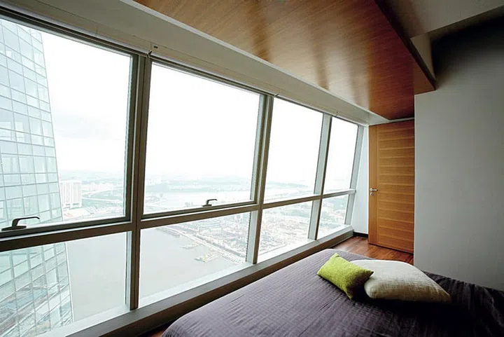 A look at the breathtaking view of Marina Bay from the master bedroom.