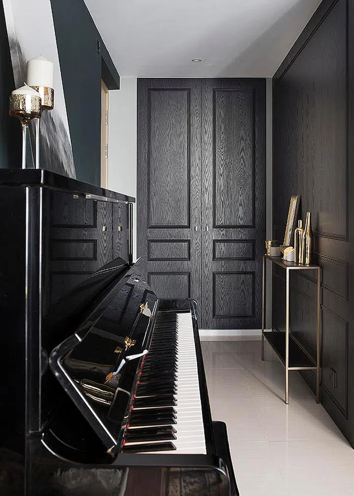 We love that the designers used wood with distinctive and characteristic grains.