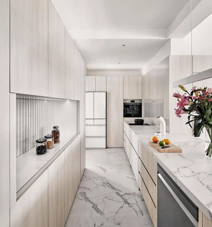 Non-full
height kitchen
cabinets were
a deliberate
move by
Lawrence
to create a
more relatable
human scale.