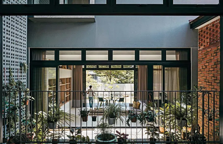 The dining room enjoys an elevated view over the living room, as well
as the verandah and garden beyond.