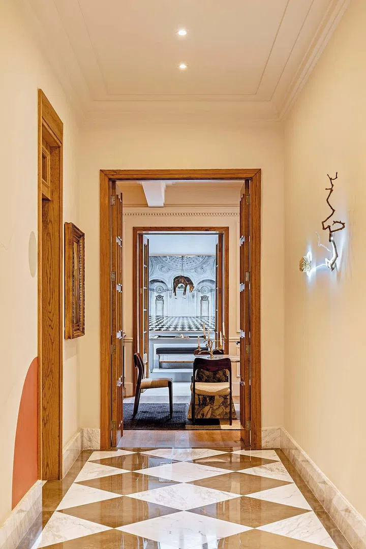 Most of the finishes used in the house are neutral.