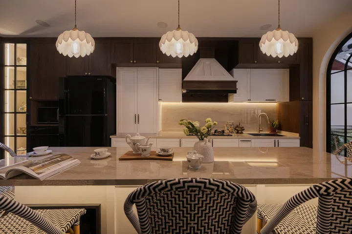 A bespoke fluted glass arch door opens to the yard, balancing light with privacy.