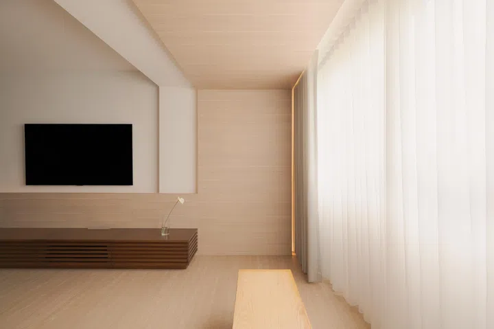 The interior design strategically created a sense of spaciousness in the house.