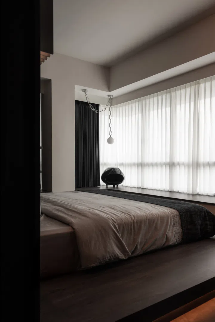 Boba Chain pendant lamp from Sol Luminaire in the master bedroom.