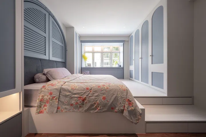 In the master, light blue walls evoke the Mediterranean Sea.