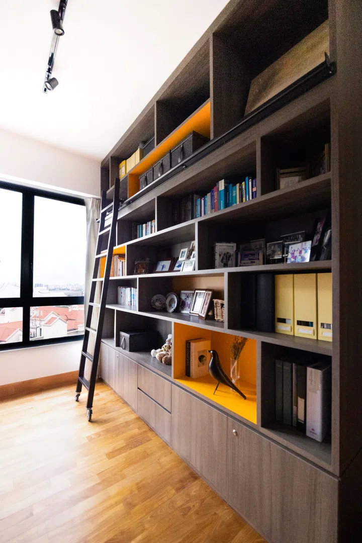 A custom-built carpentry unit blends a Manhattan-inspired design with an Old English touch, providing stylish storage to discreetly hide unnecessary knick-knacks.