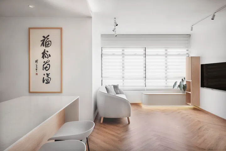 Blinds act as a second layer—filtering light, reducing glare, and giving homeowners control over brightness throughout the day.