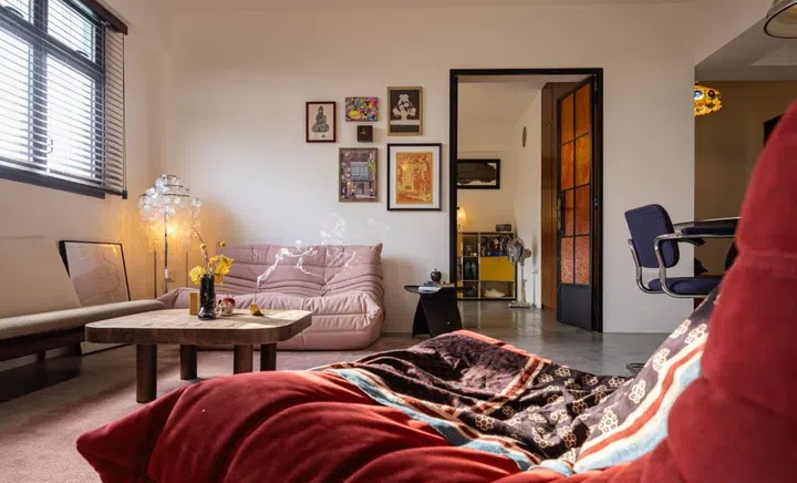 There are ways to mix and match colour without a clashing effect, and without having to stick to just one colour family.