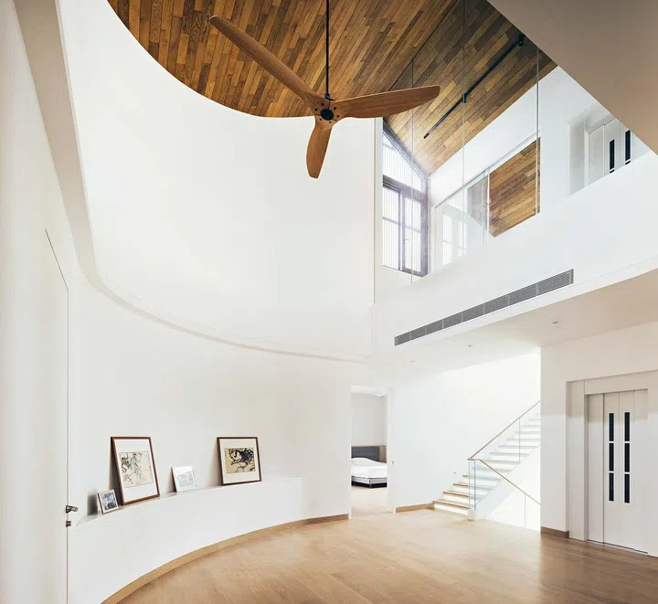 The underside
of the “ren” roof,
clad in timber,
can be seen
from the double
volume atrium
on the second
storey.