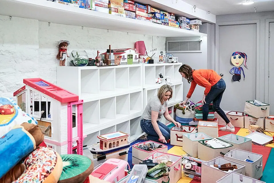 GET ORGANIZED WITH THE HOME EDIT (L to R) JOANNA TEPLIN and CLEA SHEARER in episode 106 of GET ORGANIZED WITH THE HOME EDIT Cr. JENNA PEFFLEY/NETFLIX © 2020