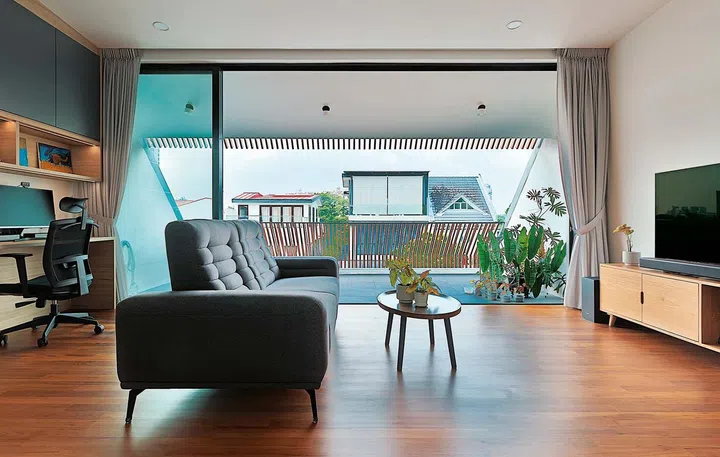 The attic serves
as a family room,
as well as the
homeowners’
work-from-home
space.