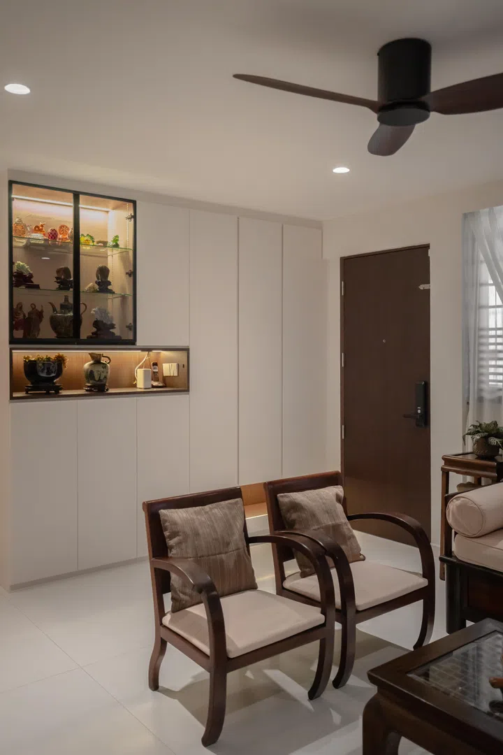 A glass cabinet was built to display Doris’ collection of vases, figurines and Jade carvings, mostly from China, but also with a few others from different countries she has travelled to. 