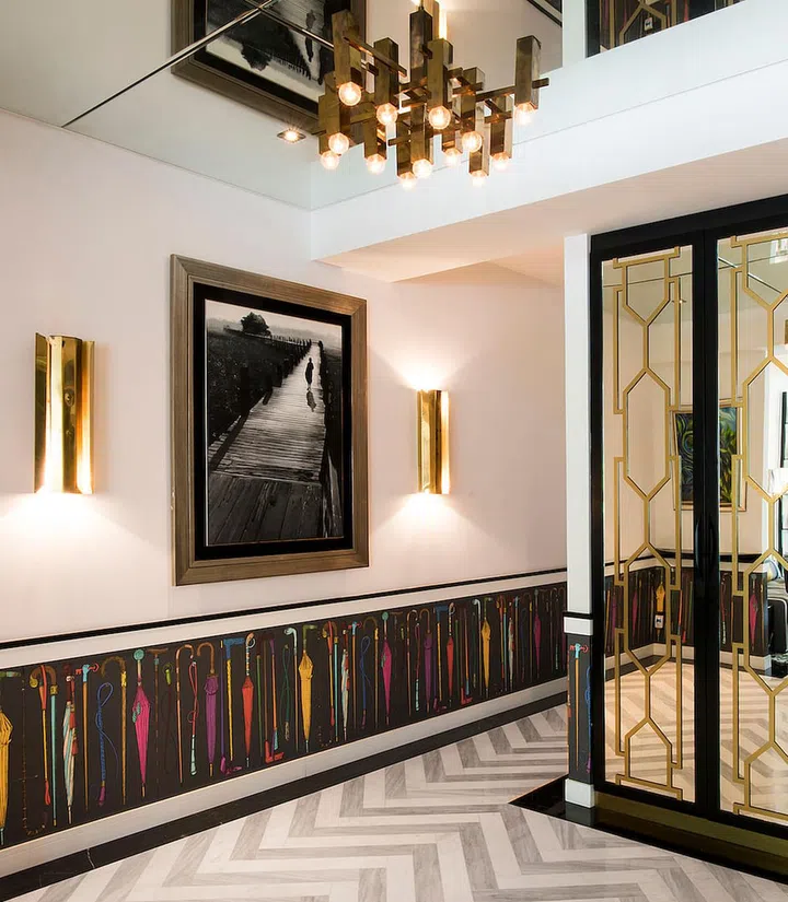 White surfaces let the eyes rest and the patterned half of the wall pops. 