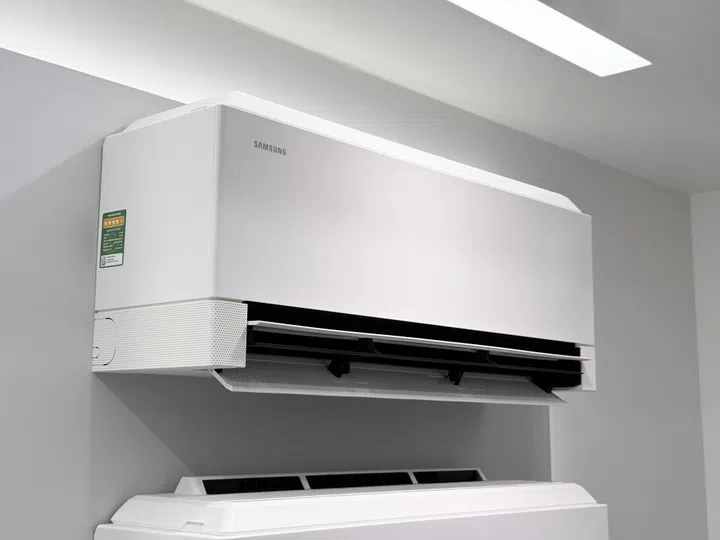 The Bespoke AI WindFree Pro Air Conditioner has clean, sharp edges with a minimalist design. Its swing blade features the iconic micro holes that prevent harsh air flow from the vent.