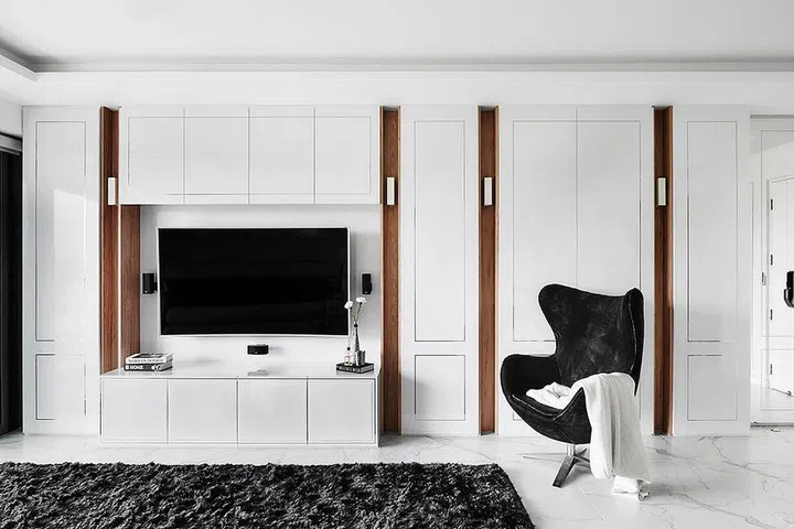 The trimmings, to achieve these wainscoted feature wall, are slim and minimal -- one way to update the classical look! 