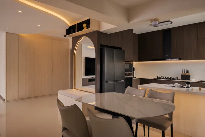 When illuminated at night, the entrance reveals little of what lies behind it—a concealed bomb shelter, shoe storage and adjustable shelving for Amirul’s board games all disappear behind flush cabinetry.
