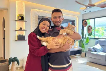 Amir Andreas and his wife Ayu (aged 36 and 33 respectively), both safety professionals, their two children aged four and two, Amir’s mother, and their cat Tommy, lives in a 5-room HDB resale flat in Jurong West (1,436 sq ft), designed by Zee Sham, Reborn Interior.