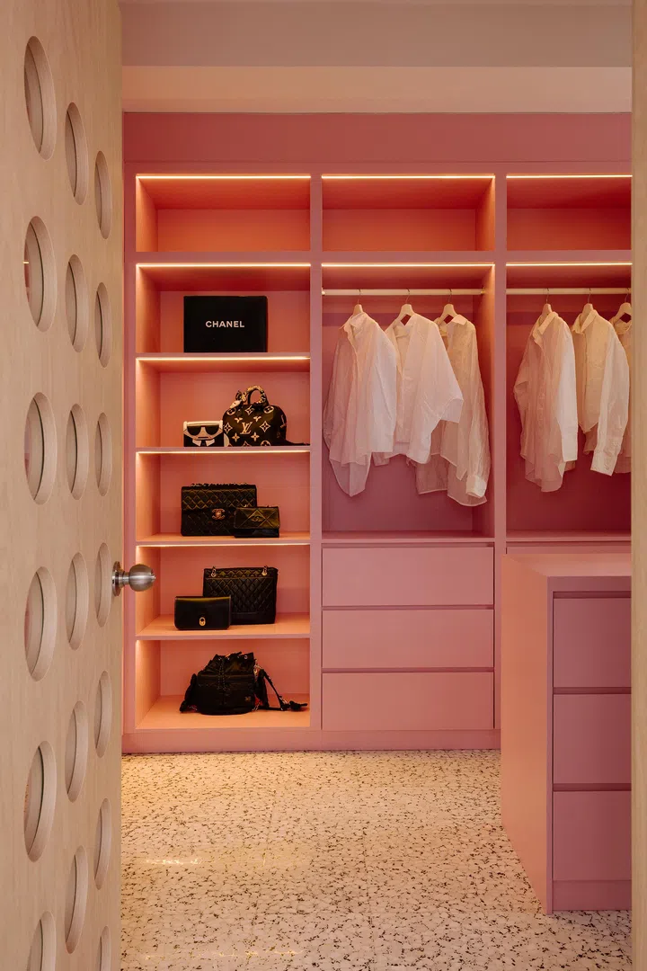 The all-pink walk-in closet of this homeowner’s dreams.