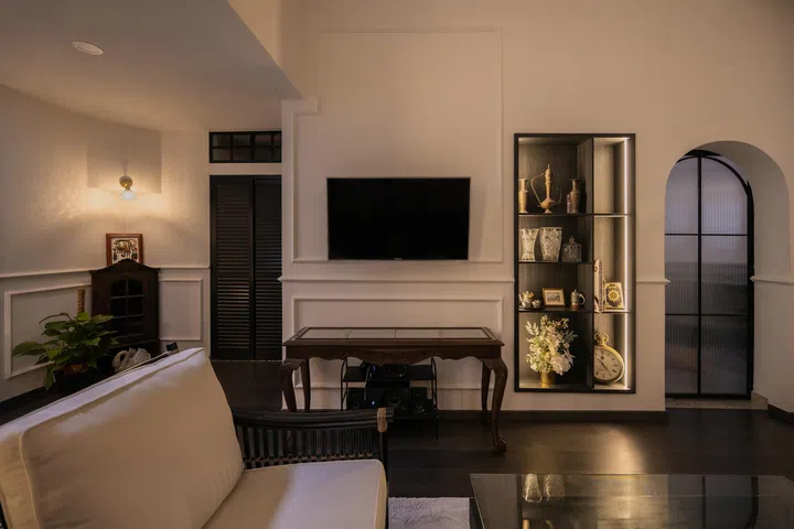 A fluted glass arch door subtly modernises the colonial aesthetic while linking indoors to outdoors.