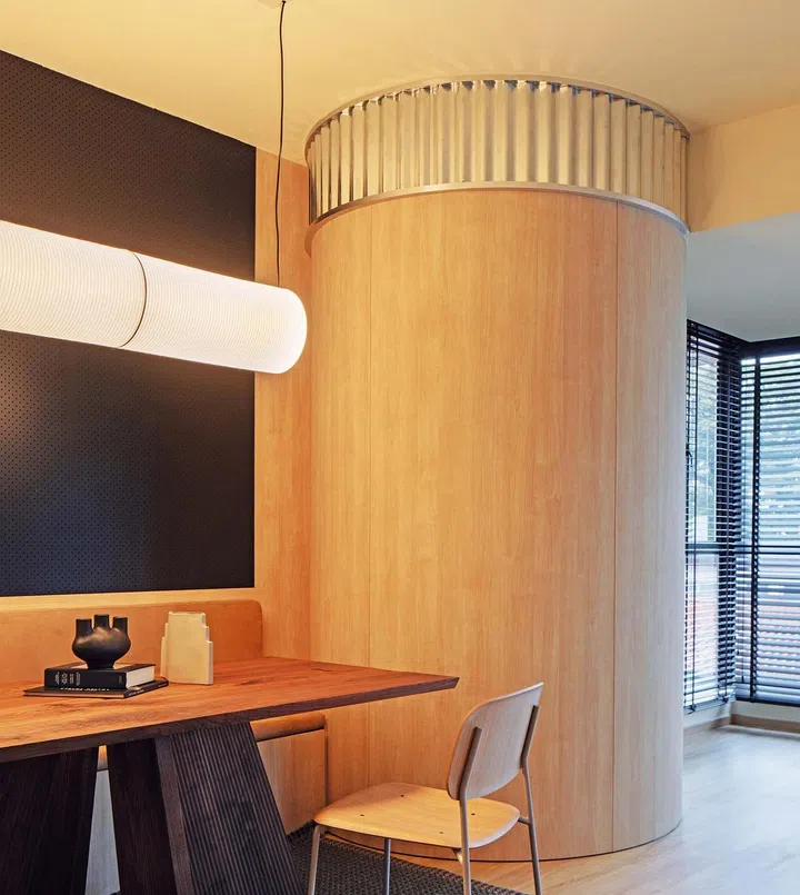 Stephanie added
a cylindrical
storage room
between the
living and dining
area that follows
the circular
theme of the
common areas.