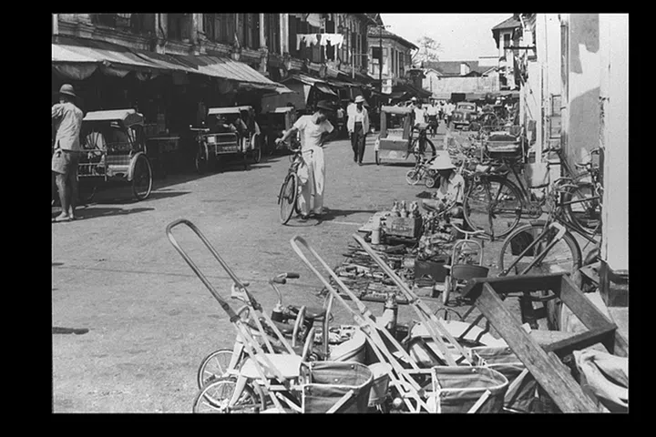 Petty Trades and Rickshaws at Sungei Road in the 1950s. Philip B Growler Collection, courtesy of National Archives of Singapore.