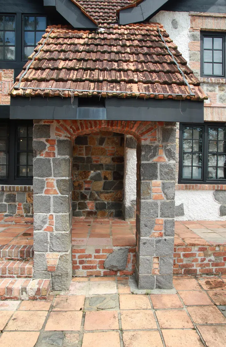 The quoins – usually the exterior feature corner of two connecting walls – used granite from Pulau Ubin. This technique of interlocking stones gives the building strength, says architecture firm James Ferrie And Partners’ senior partner Alisdair Ferrie.