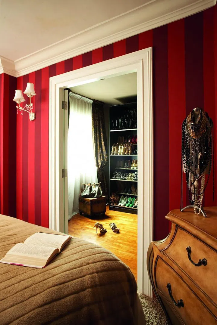 walk-in wardrobe, european style, bedroom