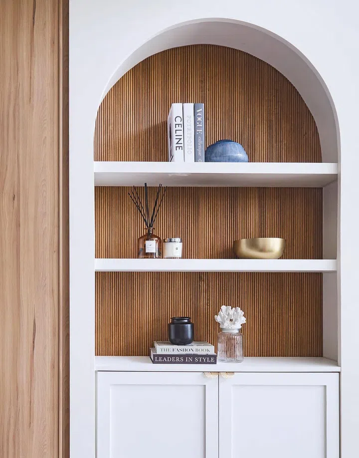 Curved wooden
slats were
individually cut
and pasted to
form the back of
the display unit.