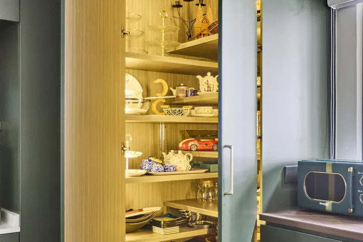 Kitchen pantry cabinet in a HDB Executive Maisonette along Woodlands Drive for a family of 5.