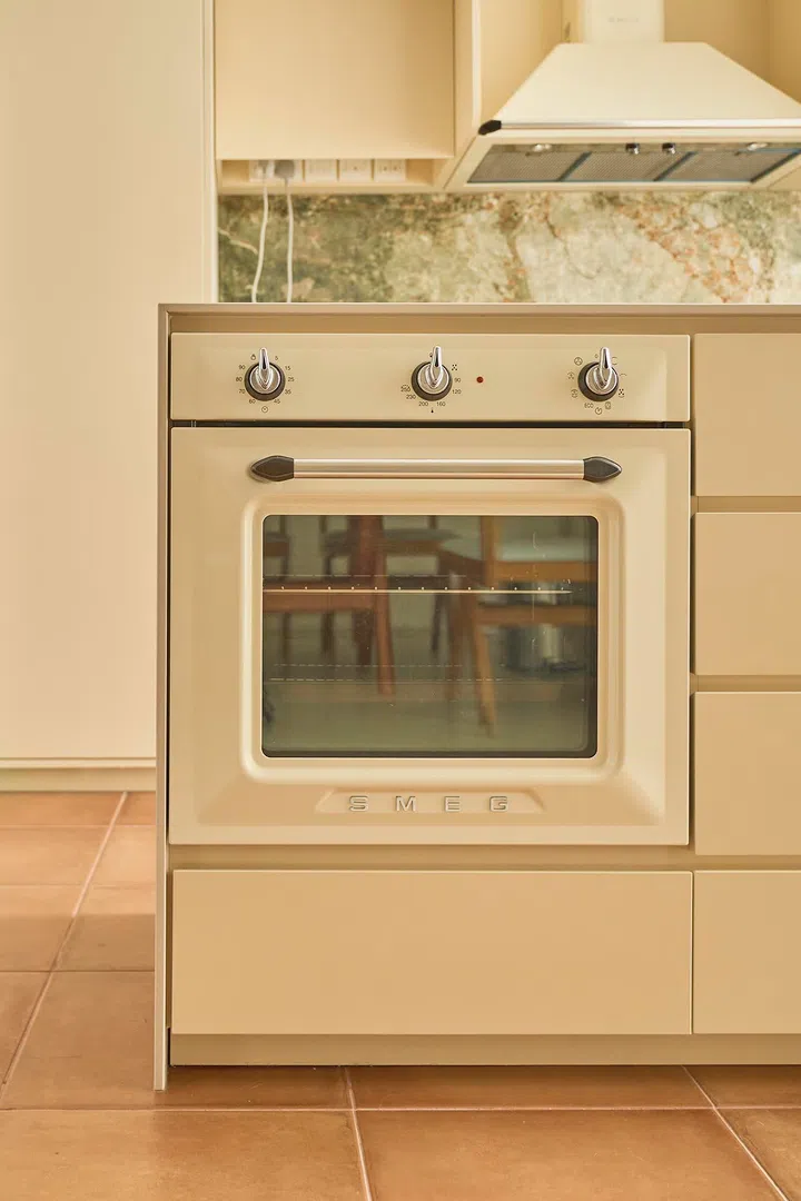 Integrated appliances are kept visually quiet, allowing the material palette to take precedence.