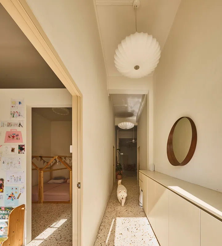 The children’s room opens directly off the corridor, keeping play and rest close to the centre of daily life.