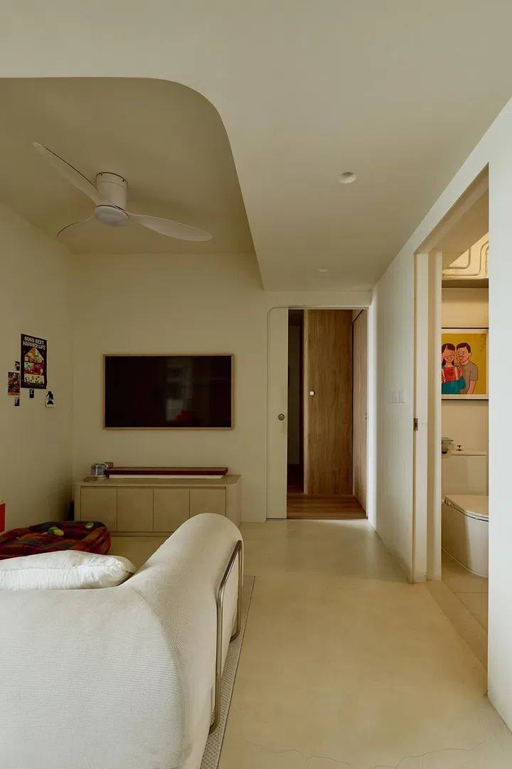 The curved ceiling echoes the glass dome, dipping to gently compress the space before lifting again in quiet release.