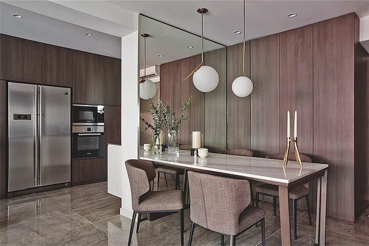 A large mirror was installed next to the dining table to create the illusion of a larger dining area.