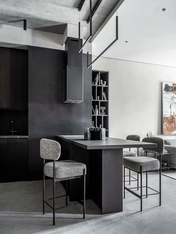 The pendant light above the island is the Nexia Mobile 1200 by Nahtrang Design.