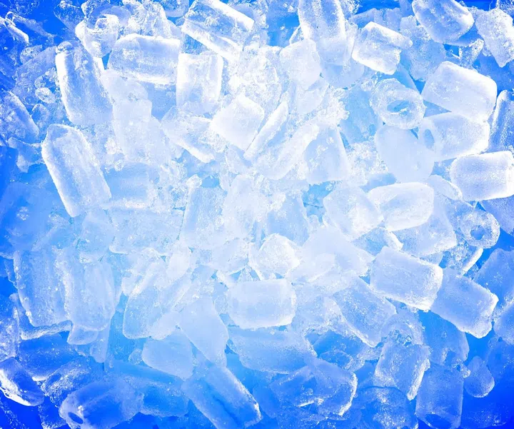 background with ice cubes in blue light. Photo 123RF