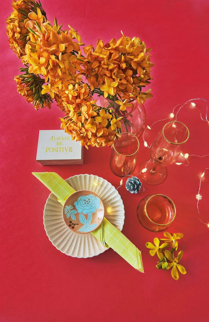 3 Christmas Dining Table Decor Ideas: Beautiful floral arrangements (Photo Veronica Tay, Styling Nonie Chen)