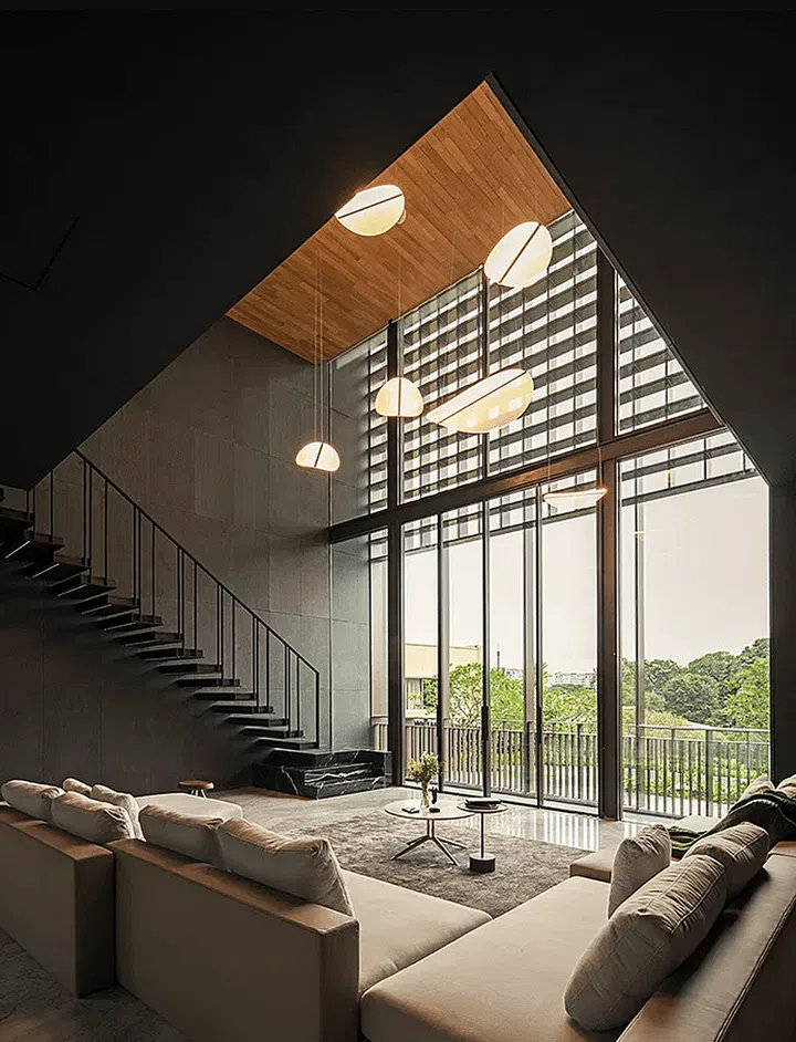 The second floor is reached via only one staircase, deliberately designed to convince the authorities that the owner is unable to sublet with just that single access point.