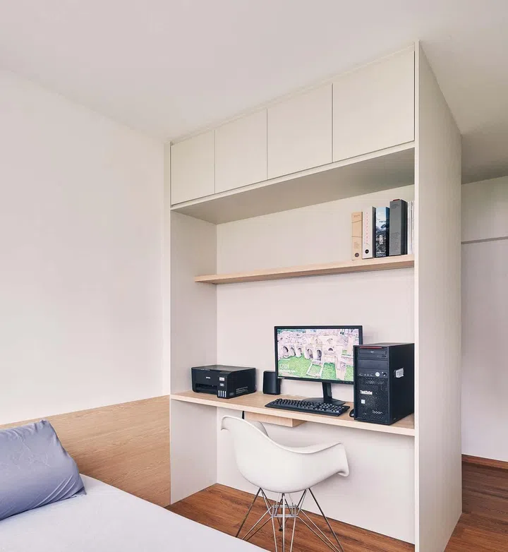 The master
bedroom
features a study
nook behind
the wardrobe,
which are mostly
used by Serene
for her WFH
arrangement.