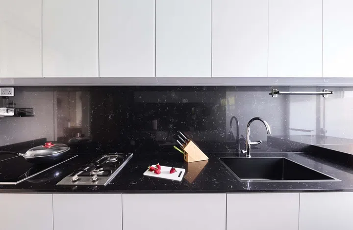 Black kitchen backsplash in the wet kitchen of this 1,550 sqft 3-bedroom condominium apartment in Keppel Bay. Interior design by Weiken.