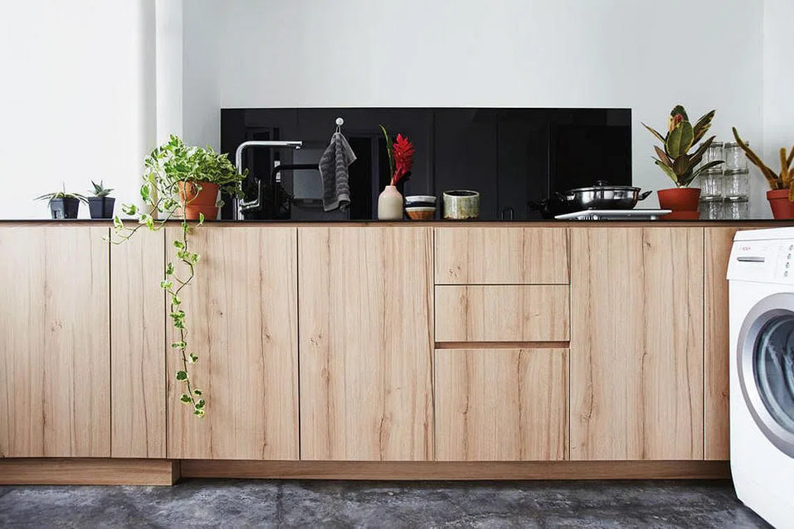 Kitchen design ideas: 10 simply stylish wood-tone HDB flat kitchens ...