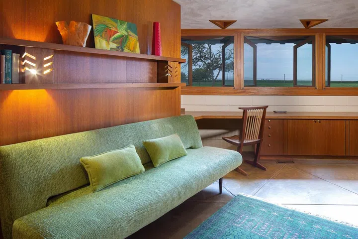 House Tour: A Frank Lloyd Wright House, Prairie Style, in California
