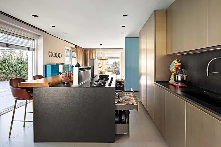 Vic metal 649 stools by Sgabelli. Faucets by Gessi.