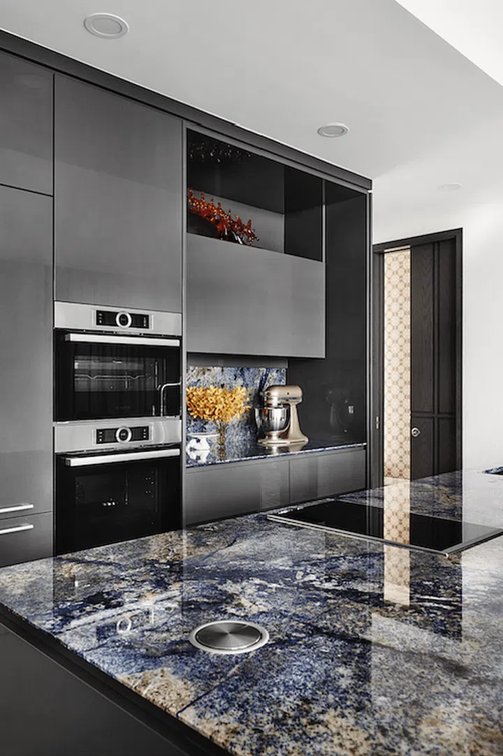 A beautiful blue granite slab from Turkey for the dry kitchen countertop is a highlight of the social space.