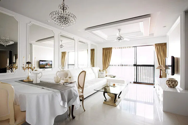 With a consistent white and gold colour palette, this open concept living and dining area comes together in a unified elegance that’s absolutely striking! The space also looks significantly bigger thanks to its large mirrors, white surfaces, and natural light.