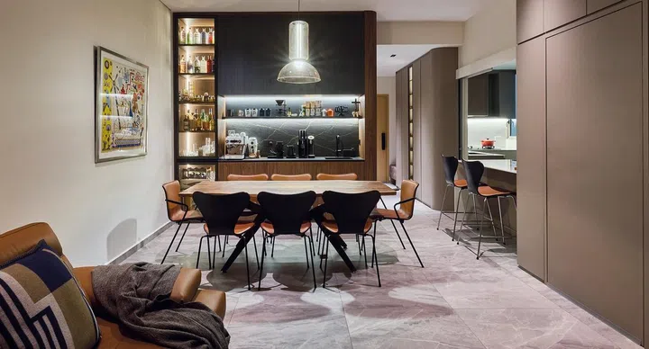 Classic and
modern
elements
intertwine to
create a unique
style in this
home.