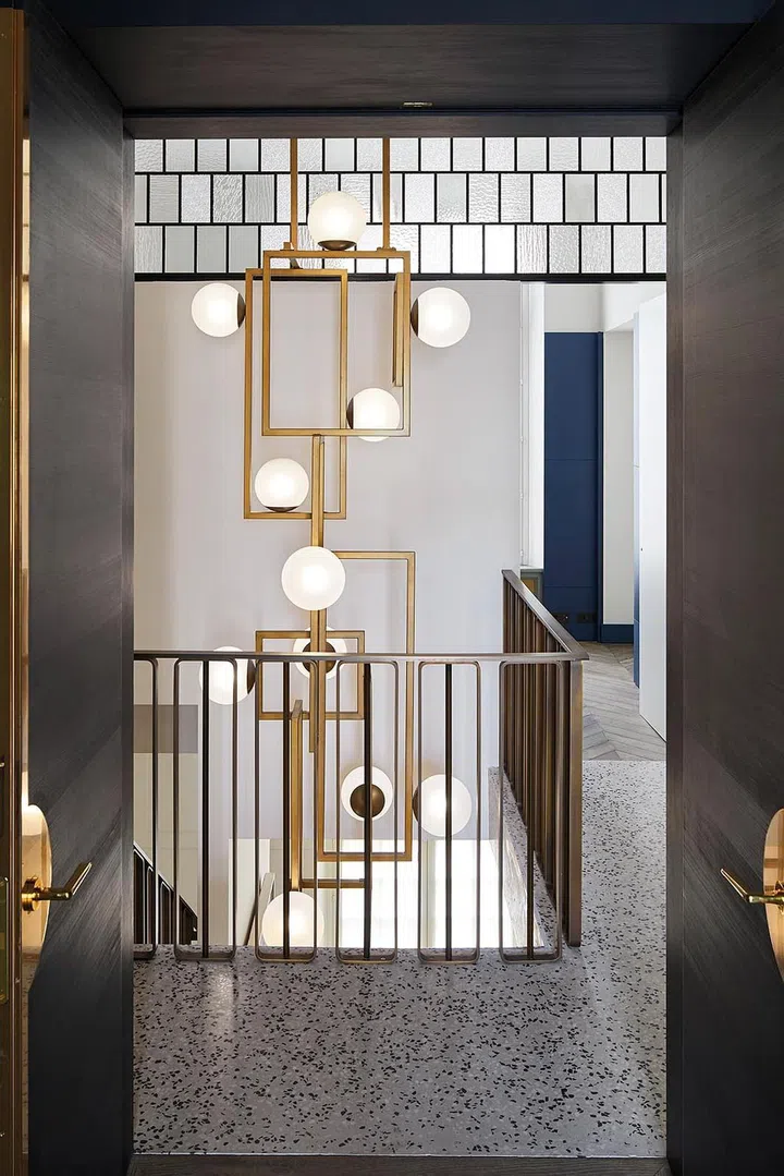 The interior is a blend of Modernist, Art Deco and Memphis movements, paired with classicism.